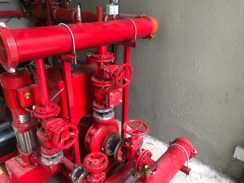 Colector y válvulas rojas de un sistema contra incendios