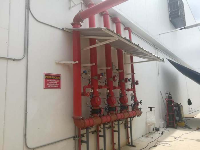 Montantes rojos con manómetros fijados a un muro